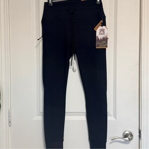 🖤 Avalanche Outdoor Supply Compression Leggings – NWT 🖤
